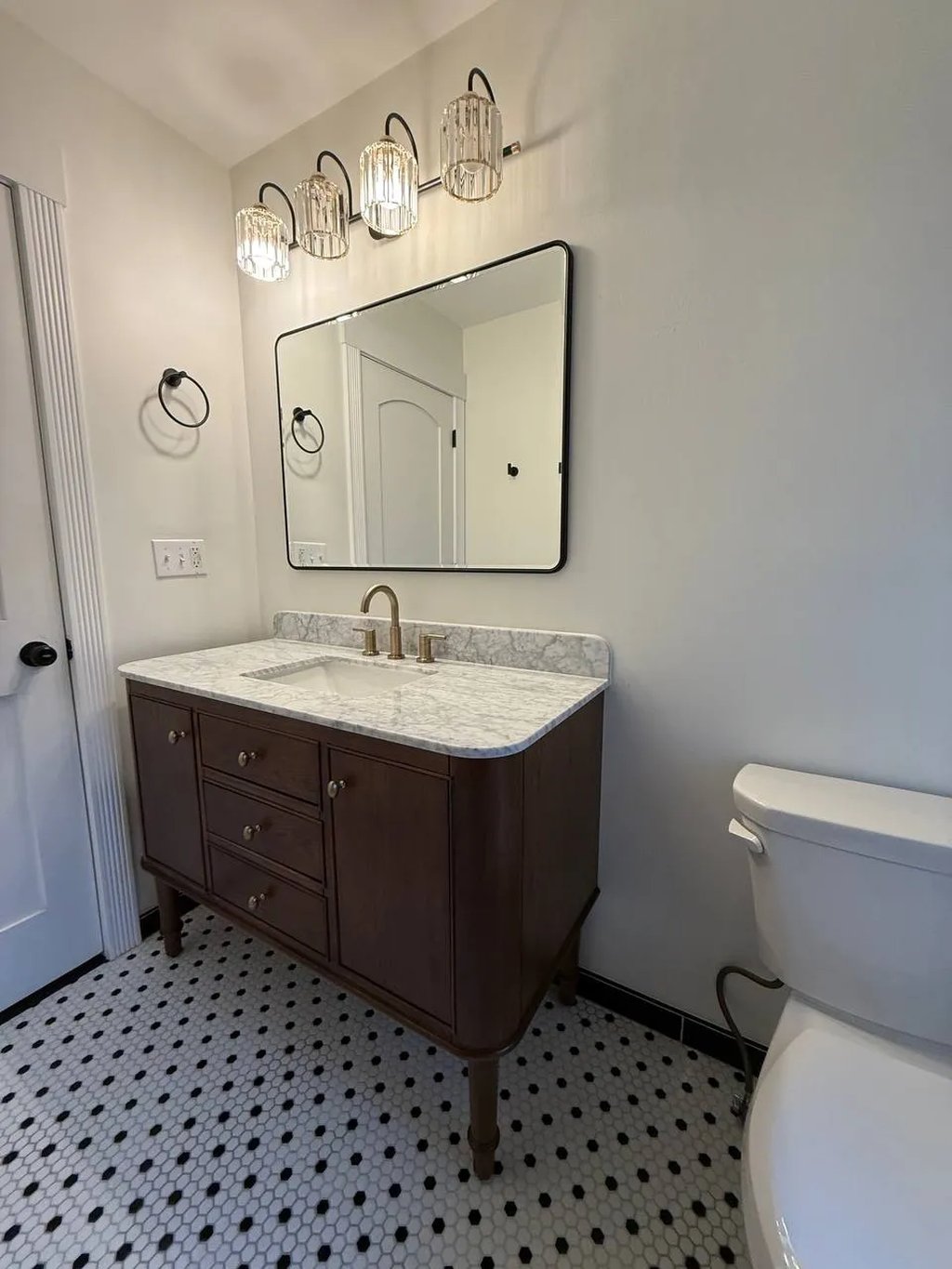 Bathroom remodeling in Lincolnwood — final caulk and cleanup by BeaverBuild near Chicago